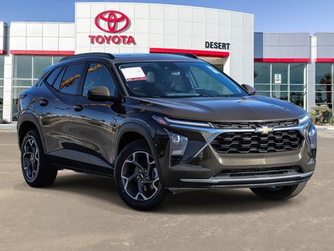 Used 2024 Chevrolet Trax LT w/ Sunroof Package image 1