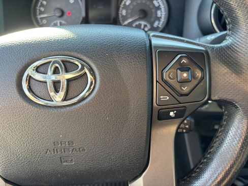 Used 2017 Toyota Tacoma TRD Off-Road image 32