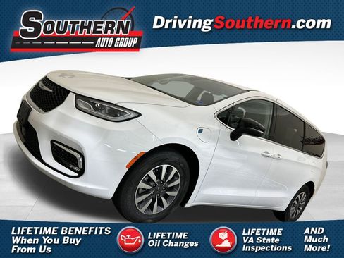 Used 2024 Chrysler Pacifica Limited FWD image 1