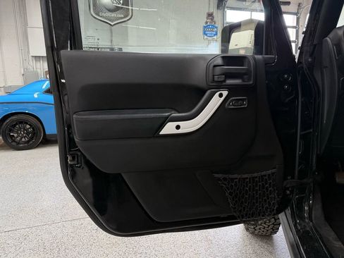 Used 2015 Jeep Wrangler Unlimited Sahara w/ Quic Order Package 23X image 8