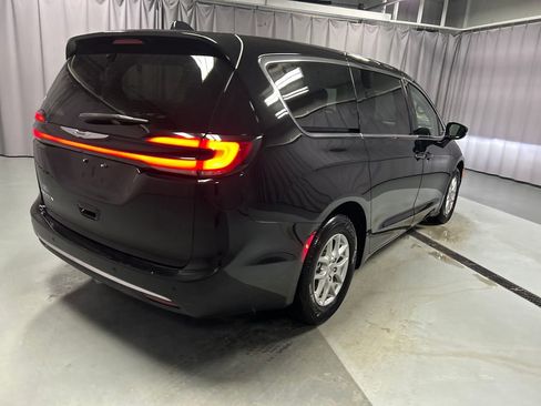 Used 2024 Chrysler Pacifica Touring-L image 7