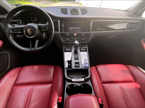 Certified 2024 Porsche Macan AWD/4WD image 18