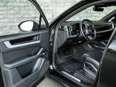 Used 2025 Porsche Cayenne Base image 22