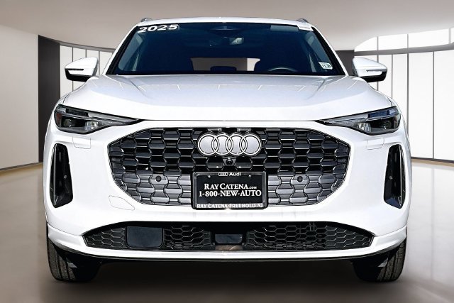 Used 2025 Audi Q5 Premium Plus w/ Premium Plus AWD/4WD image 2
