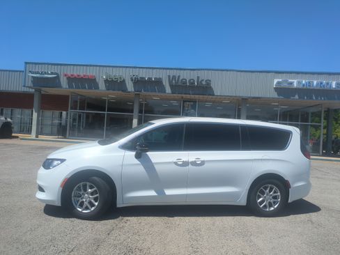 Used 2026 Chrysler Voyager LX FWD image 2