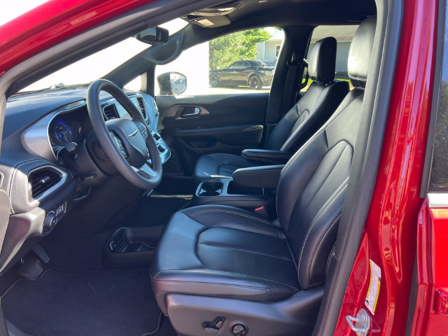 Used 2025 Chrysler Pacifica Select FWD image 3