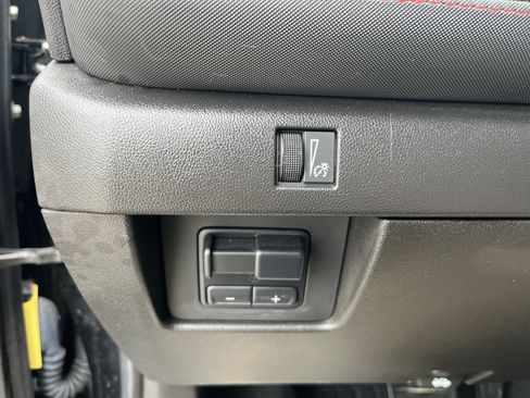 Used 2024 Chevrolet Colorado Z71 w/ Z71 Convenience Package 2 AWD/4WD image 17