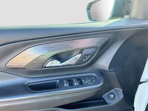 Used 2023 GMC Terrain SLE w/ Driver Convenience Package image 9