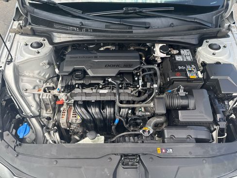 Used 2021 Hyundai Elantra SE FWD image 16