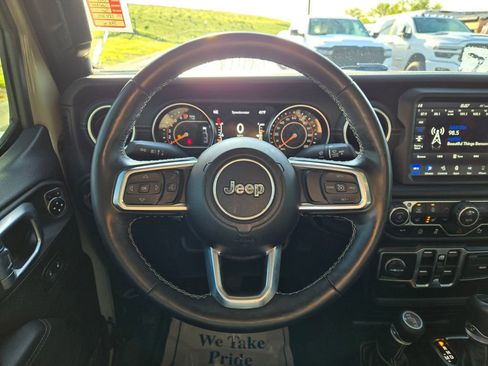 Used 2020 Jeep Gladiator Overland AWD/4WD image 19