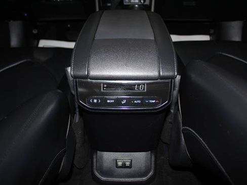 Used 2021 Toyota Highlander XLE AWD/4WD image 22