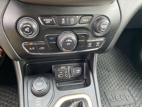 Used 2017 Jeep Cherokee Latitude w/ True North Edition AWD/4WD image 19