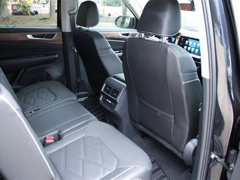 Certified 2025 Volkswagen Atlas SE image 32