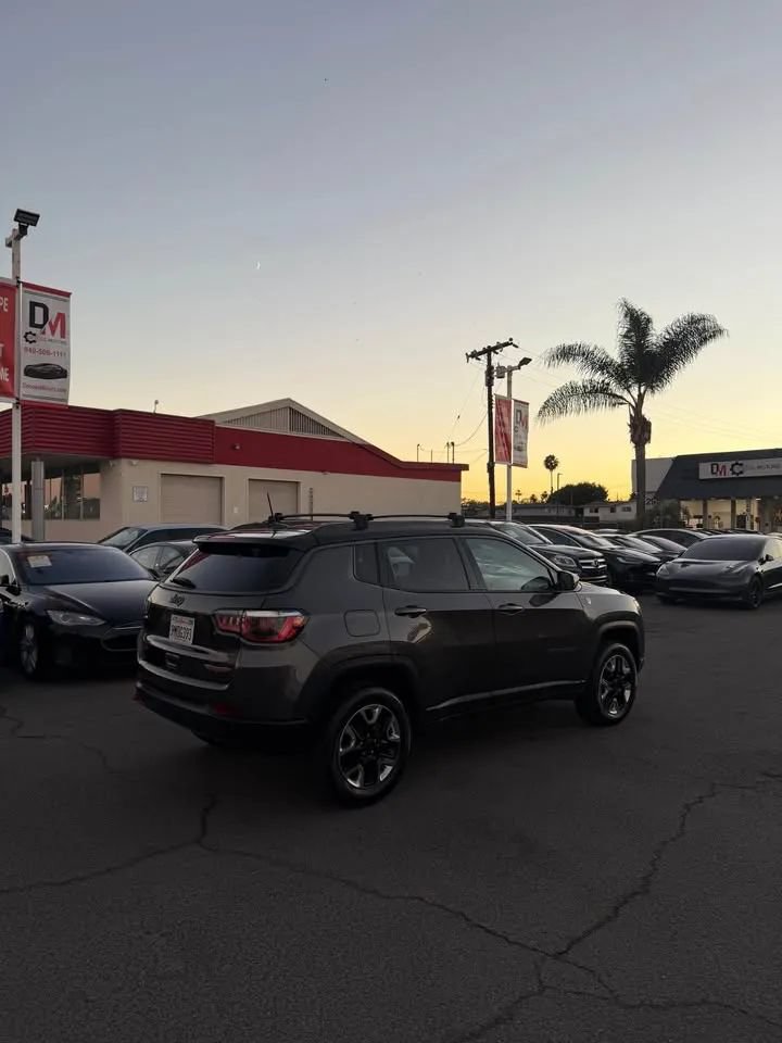 Used 2018 Jeep Compass Trailhawk w/ Leather Interior Group AWD/4WD image 3