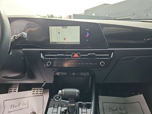 Used 2023 Kia Niro SX Touring image 21