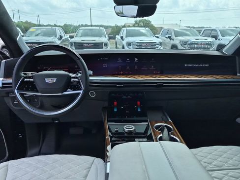 Certified 2026 Cadillac Escalade Platinum Sport w/ LPO, Floor Liner Package AWD/4WD image 34