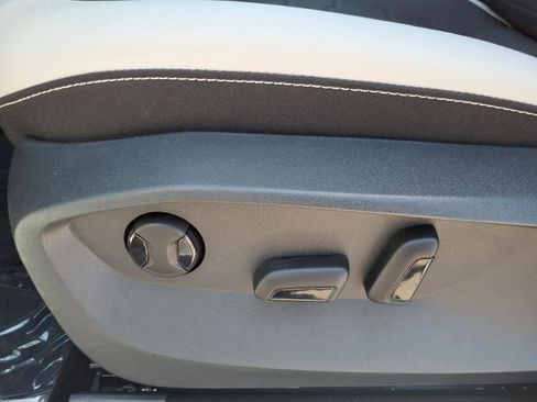 Certified 2025 Volkswagen Taos SE FWD image 21