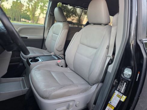 Used 2017 Toyota Sienna XLE FWD image 22