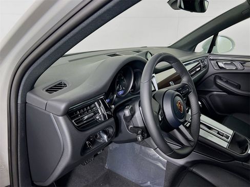 New 2026 Porsche Macan Base image 4