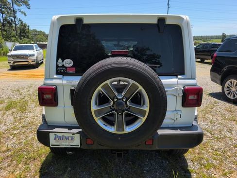 Used 2018 Jeep Wrangler Unlimited Sahara AWD/4WD image 4