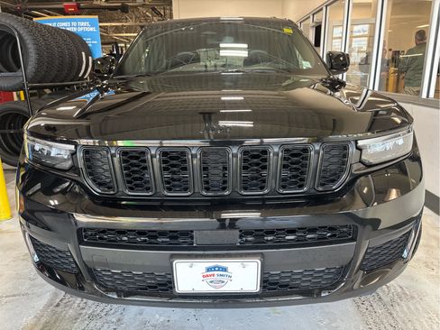Used 2023 Jeep Grand Cherokee L Altitude image 2