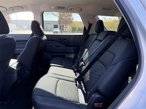 Used 2024 Nissan Pathfinder SV image 26