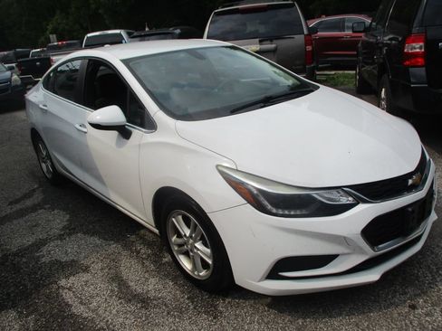 Used 2018 Chevrolet Cruze LT w/ Convenience Package FWD image 2