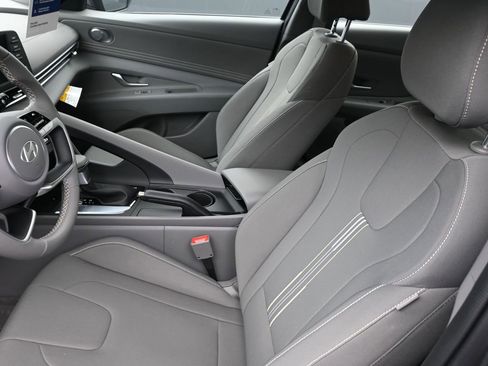 Certified 2025 Hyundai Elantra Sport image 28