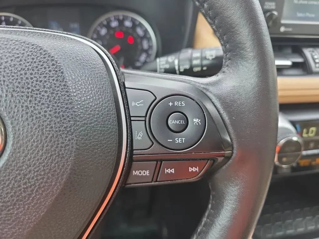 Used 2021 Toyota RAV4 XLE Premium AWD/4WD image 21