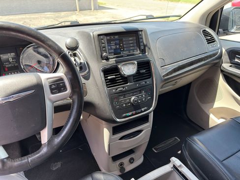 Used 2016 Chrysler Town & Country Touring-L FWD image 17