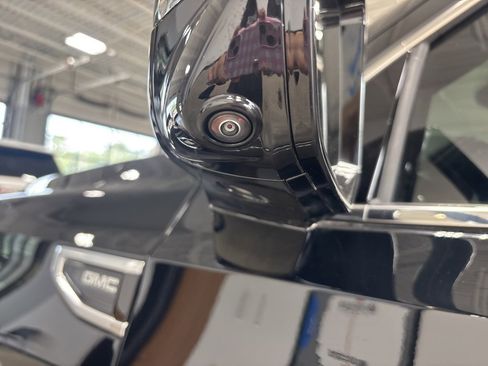 Used 2024 GMC Yukon XL Denali image 20