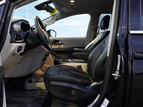 Used 2024 Chrysler Pacifica Touring-L image 12