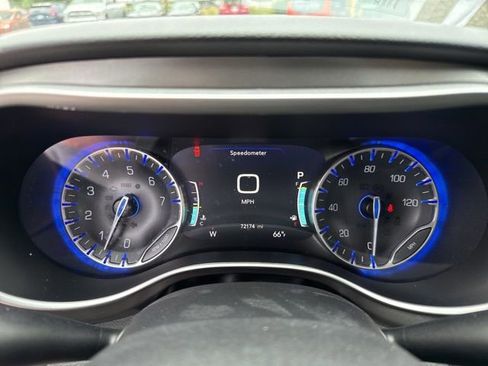 Used 2022 Chrysler Pacifica Touring-L FWD image 18