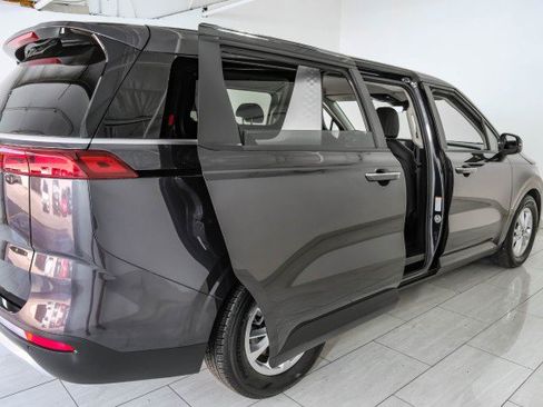 Used 2023 Kia Carnival LX FWD image 45