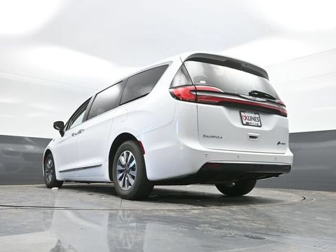 Used 2023 Chrysler Pacifica Limited FWD image 54
