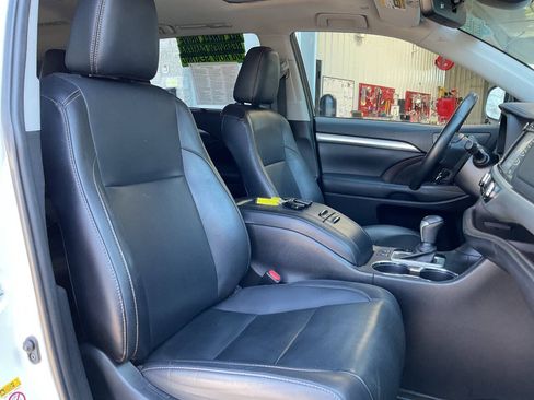 Used 2019 Toyota Highlander XLE AWD/4WD image 44