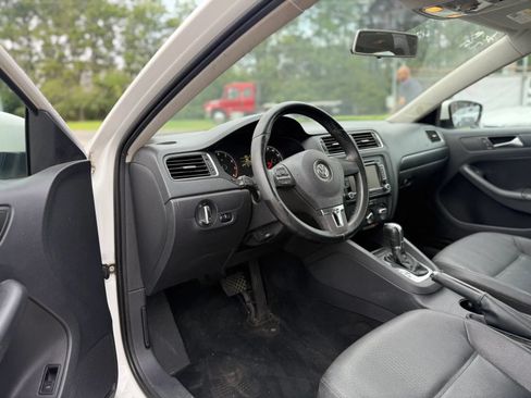Used 2011 Volkswagen Jetta SE FWD image 12