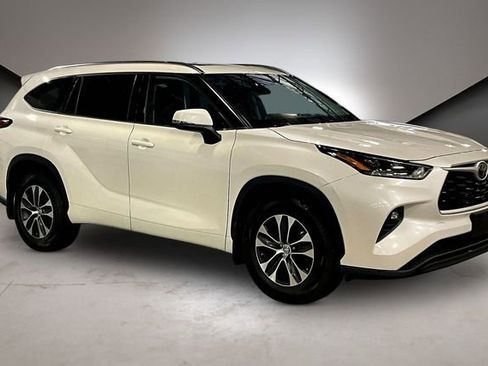 Used 2021 Toyota Highlander XLE AWD/4WD image 3