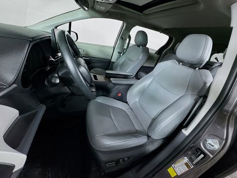 Certified 2022 Toyota Sienna XLE FWD image 12
