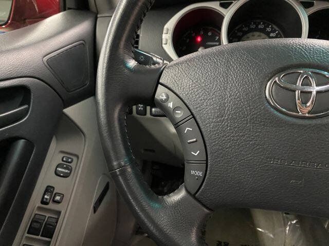 Used 2005 Toyota 4Runner SR5 AWD/4WD image 23