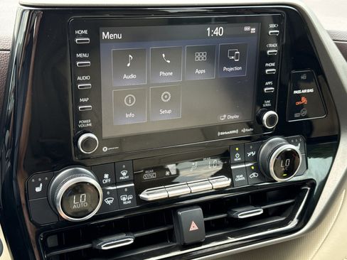 Used 2022 Toyota Highlander XLE FWD image 25