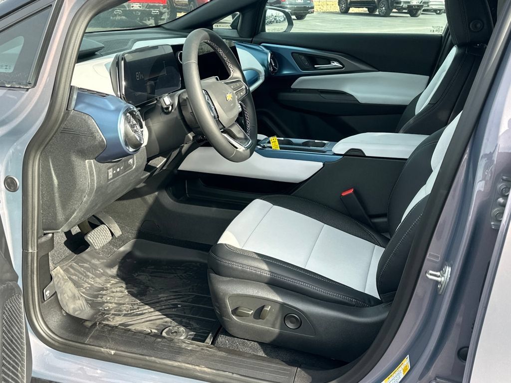 New 2026 Chevrolet Equinox EV LT w/ Convenience Package II AWD/4WD image 11