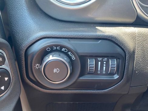 Used 2019 Jeep Wrangler Unlimited Sahara w/ Cold Weather Group AWD/4WD image 28