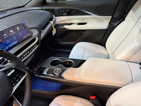 New 2026 Cadillac Lyriq Sport image 38