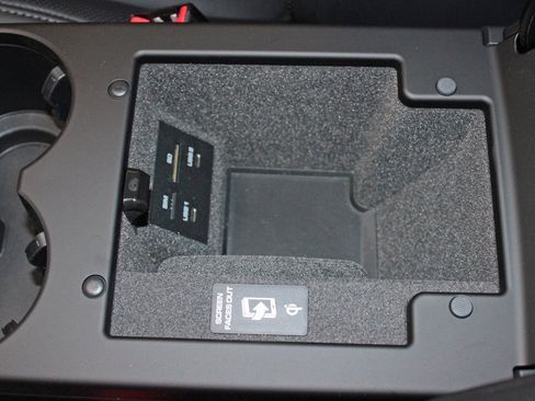 Used 2025 Porsche Macan image 34