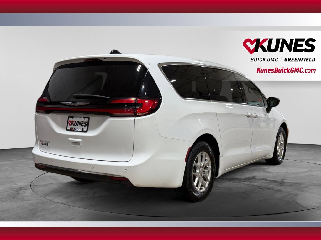 Used 2025 Chrysler Pacifica Select FWD image 10