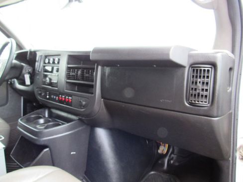 Used 2015 Chevrolet Express 2500 RWD image 15