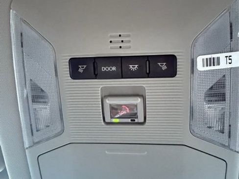 Used 2025 Toyota RAV4 XLE image 40