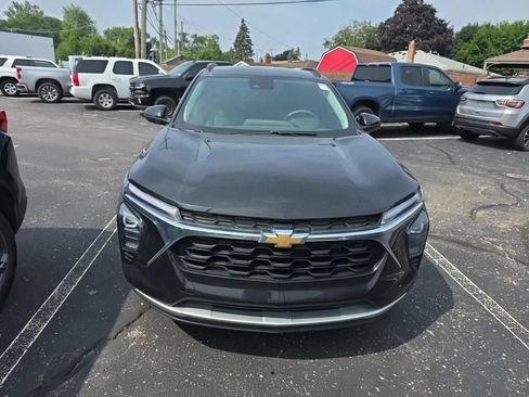 Used 2025 Chevrolet Trax LT w/ Driver Confidence Package FWD image 2