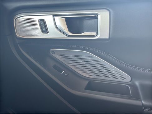 Used 2020 Ford Explorer Platinum w/ Premium Technology Package image 11